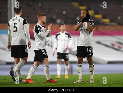 Fulhams Bobby deCordova-Reid (rechts) applaudiert den Fans nach dem Premier League-Spiel im Craven Cottage, London. Stockfoto