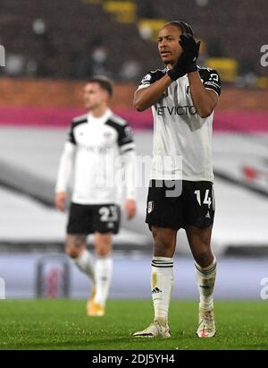 Fulhams Bobby deCordova-Reid (rechts) applaudiert den Fans nach dem Premier League-Spiel im Craven Cottage, London. Stockfoto