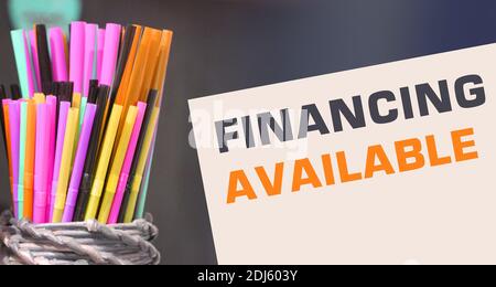 Bunte Trinkhalme und Karte mit Text Finanzierung verfügbare Wörter auf der Karte. Geschäftskonzept. Stockfoto