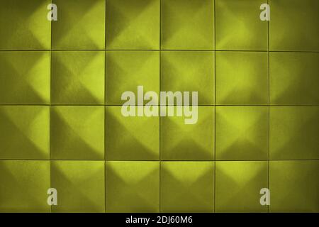 Hintergrund besteht aus großen gelben Quadraten. Ungewöhnlicher, schöner und moderner Hintergrund. Rhombische Goldfarbe Wand der großen Quadrate. Stockfoto