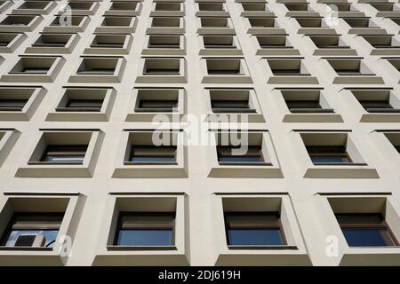 Identische quadratische Fenster eines Betongebäudes mit Klimaanlage Nach oben Stockfoto