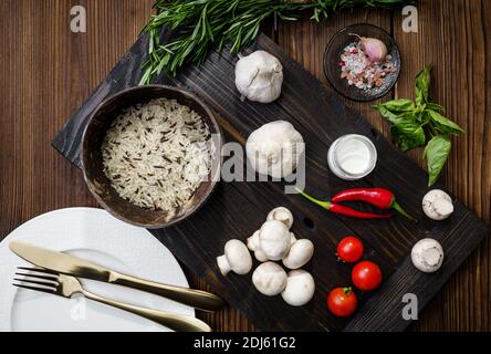 Frisches Gemüse und Reis auf dem Teller, Draufsicht Stockfoto