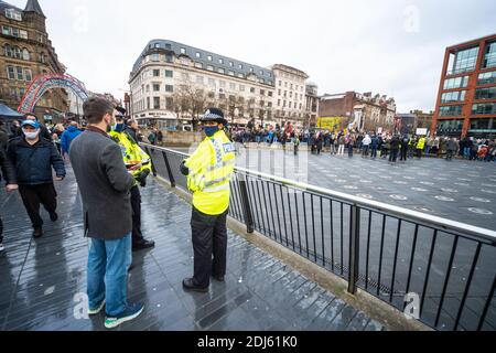 Manchester Sa 12. Dezember 2020. Freiheitsdemonstration/Anti-COVID-19-Beschränkungen Protest, Piccadilly Gärten. Polizist oder WPC macht Blickkontakt Stockfoto