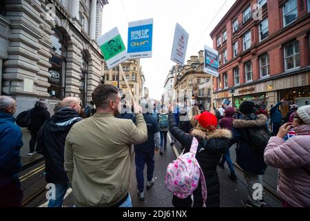 Manchester Sa 12. Dezember 2020. Freiheitsdemonstration/Anti-COVID-19-Beschränkungen Protest. Die Demonstranten halten verschiedene Plakate der "Plandemic 2020" hoch Stockfoto