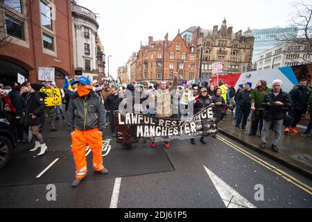 Manchester Sa 12. Dezember 2020. Freiheitsdemonstration/Anti-COVID-19-Beschränkungen Protest. Rechtmäßiger Widerstand Manchester. Der Protest hält kurz inne Stockfoto