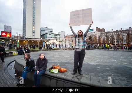 Manchester Sa 12. Dezember 2020. Freiheitsdemonstration/Anti-COVID-19-Beschränkungen Protest. Mann hält Plakat mit dem Kopf "Rebel Warrior Counter Protest" Stockfoto