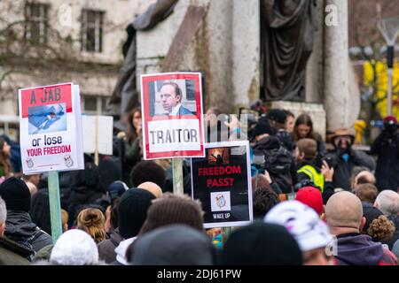 Manchester Sa 12. Dezember 2020. Freiheitsdemonstration/Anti-COVID-19-Beschränkungen Protest, Piccadilly Gärten. Plakate zu Impfstoffen und Regierung Stockfoto