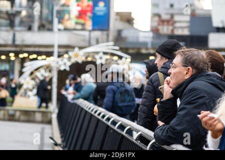 Manchester Sa 12. Dezember 2020. Freiheitsdemonstration/Anti-COVID-19-Beschränkungen Protest, Piccadilly Gärten. Menschen, die nicht am Protest beteiligt sind, schauen auf Stockfoto