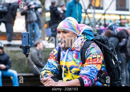 Manchester Sa 12. Dezember 2020. Freiheitsdemonstration/Anti-COVID-19-Beschränkungen Protest, Piccadilly Gärten. Ein bunt gekleideter Proster-Livestreaming Stockfoto