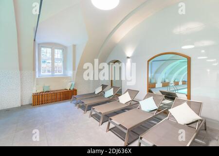 Luxus Resort Swimmingpool mit vielen Fenstern mit wunderschönem sauberen blauen Wasser und schönen Lichteffekten. Hallenbad im Wellness-Bereich des Hotels Stockfoto