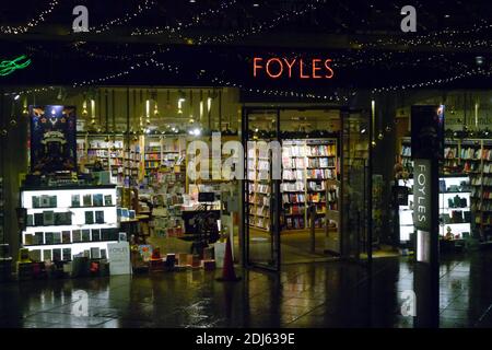 London, Großbritannien. Dezember 2020. Foyles Buchhandlung in South Bank Centre. Nebliger Sonntag auf der Themse am Südufer. Kredit: JOHNNY ARMSTEAD/Alamy Live Nachrichten Stockfoto