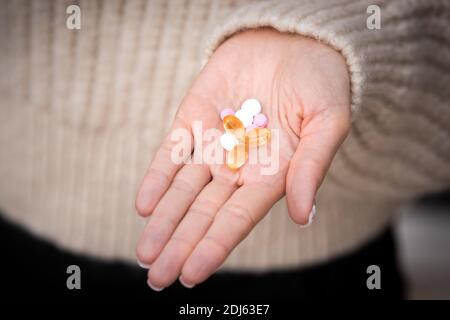 Nahaufnahme der Frau Hand mit Pillen, Vitaminen, Mineralstoffen und Nahrungsergänzungsmitteln Stockfoto