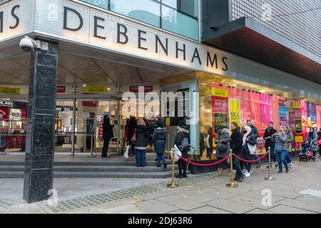 12 Dezember 2020. London, Großbritannien. An einem geschäftigen Samstagnachmittag stehen vor dem Debenhams Kaufhaus in der Oxford Street Einkäufer Schlange. London unterliegt derzeit den Covid-Beschränkungen der Stufe 2 und könnte mit der Stufe 3 konfrontiert werden, da die Covid-19-Fallrate die höchste in Großbritannien war. Foto von Ray Tang Stockfoto