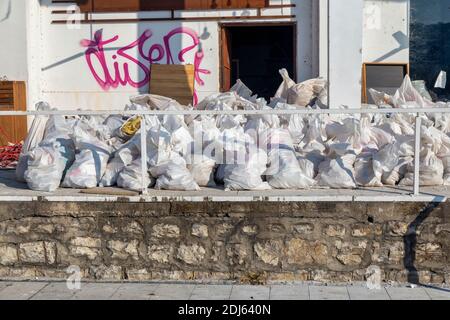 Bauabfälle in Abfallsäcken, Material von abgerissenen Wänden. Stockfoto