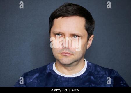 Porträt eines Mannes mit nachdenklicher Gesichtsausdruck. Nahaufnahme. Stockfoto