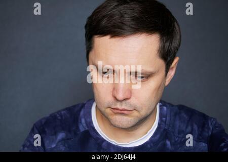 Porträt eines Mannes mit nachdenklicher Gesichtsausdruck. Nahaufnahme. Stockfoto