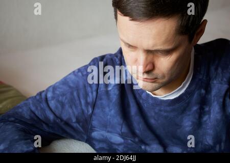 Porträt eines Mannes mit nachdenklicher Gesichtsausdruck. Nahaufnahme. Stockfoto