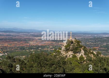 Gesamtansicht der Insel Mallorca aus dem Heiligtum von Sant Salvador. Bild des großen Kreuzes in Stein gemeißelt Stockfoto