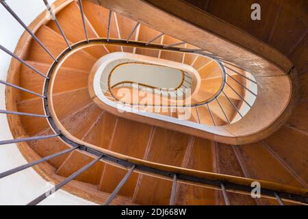 Historische hölzerne Wendeltreppe, der Blick von oben Architektur Hintergrund Innere des prächtigen Herrenhauses mit großer Holztreppe. Stockfoto