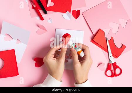 Schritt 6. DIY Valentine Grußkarte, Anleitung Schritt für Schritt. Stockfoto