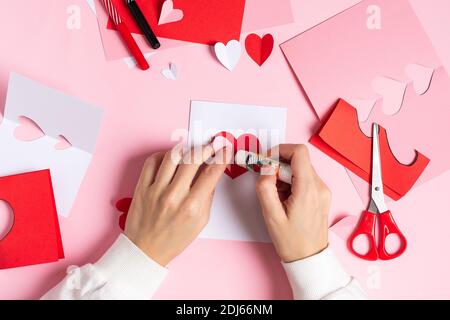 Schritt 7. DIY Valentine Grußkarte, Anleitung Schritt für Schritt. Stockfoto