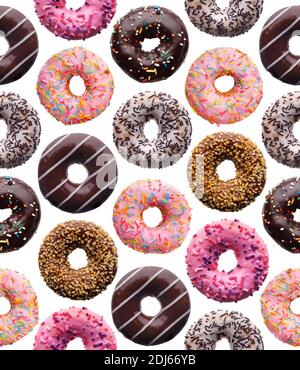 Set von verschiedenen Donuts, isoliert auf weißem Hintergrund, nahtlose Muster Stockfoto