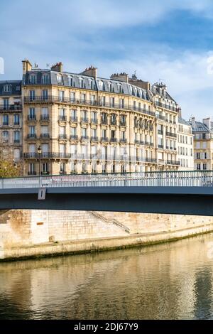 Paris, ile saint-louis und Quai de Bourbon, mit der Saint-Louis Brücke, schönes altes Gebäude Stockfoto