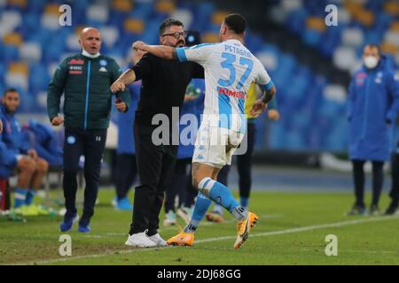 Neapel, Italien. Dezember 2020. SSC Napoli italienischen Stürmer Andrea Petagna feiert nach einem Tor mit SSC Napoli italienischen Trainer Gennaro Gattuso während der Serie A Fußballspiel SSC Napoli gegen UC Sampdoria. Neapel gewann 2:1. Kredit: Unabhängige Fotoagentur/Alamy Live Nachrichten Stockfoto