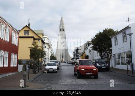 Straßenszene in Reykjavik mit Hallgrimskirkja Kirche im Hintergrund, in Island, Polarregionen. Stockfoto