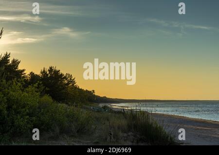 Ostsee bei schönem Sonnenaufgang in Lettland Strand. Stockfoto