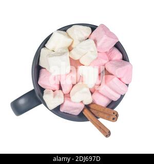 Keramik-Tasse mit süßen Herz Form von Marshmallow isoliert auf weißem Hintergrund. Stockfoto