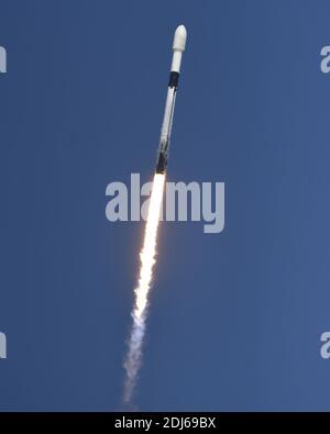Cape Canaveral, Florida, USA. Dezember 2020. Eine SpaceX Falcon 9 Rakete startet den SXM 7 Satelliten um 12:30 Uhr für SiriusXM vom Komplex 40 auf der Cape Canaveral Space Force Station, Florida am Sonntag, 13. Dezember 2020. Foto von Joe Marino/UPI Kredit: UPI/Alamy Live Nachrichten Kredit: UPI/Alamy Live Nachrichten Stockfoto
