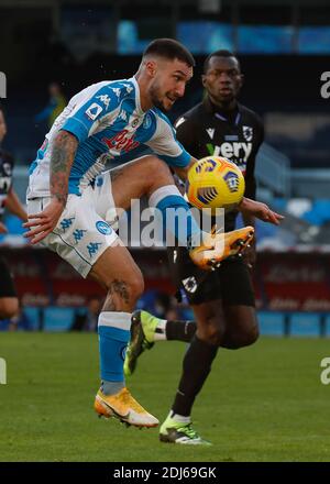 Neapel, Italien. Dezember 2020. Napoli italienischen Stürmer Lorenzo Insigne steuert den Ball während der Serie A Fußballspiel SSC Napoli gegen UC Sampdoria. Neapel gewann 2:1. Kredit: Unabhängige Fotoagentur/Alamy Live Nachrichten Stockfoto