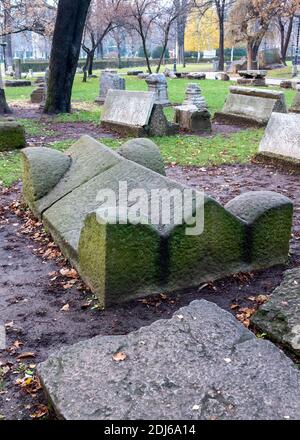 Reste von Kalksteinsarkophagen aus dem 3. Jahrhundert im Lapidarium in der Innenstadt von Sofia Bulgarien, Osteuropa, Balkan, EU Stockfoto