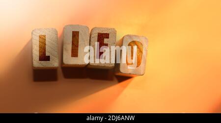 Last In, First Out. LIFO das Wort auf Holzwürfeln. Geschäfts- und Finanzkonzept. Stockfoto