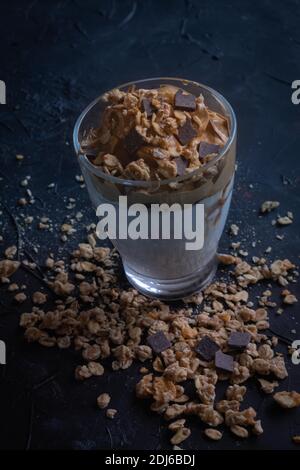 tasse cremigen Kaffee mit Getreide Stockfoto