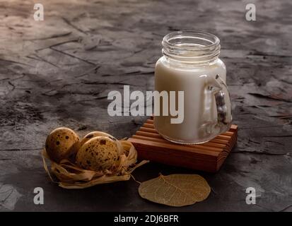 Wachteleier und Milch Stockfoto