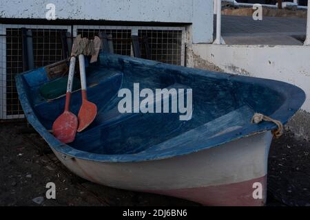 Kleines Ruderboot vor Anker, in St. Petersburg, Florida Stockfoto