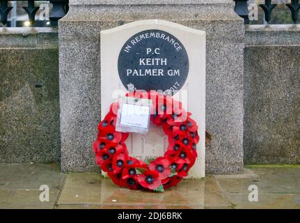 Denkmal für PC Keith Palmer vor Houses of Parliament mit Mohnenkranz im Jahr 2020 gelegt. Polizeibeamter in der Linie des Dienstes getötet. Stockfoto