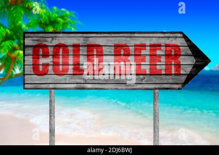 Rotes kaltes Bier Holzschild mit auf einem Strand Hintergrund Stockfoto