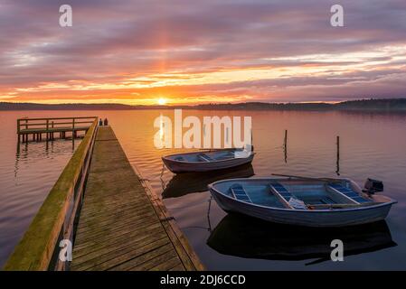 Boote auf dem See, Skanderborg, Jütland, Dänemark vertäut. Stockfoto