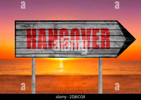 Rote Hangover Holzschild mit auf einem Strand Hintergrund Stockfoto