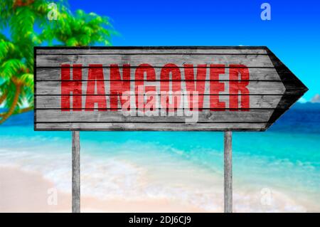 Rote Hangover Holzschild mit auf einem Strand Hintergrund Stockfoto