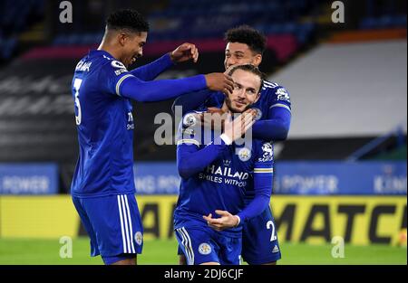 James Maddison (Mitte) von Leicester City feiert das dritte Tor seiner Spielmannschaft während des Premier League-Spiels im King Power Stadium, Leicester. Stockfoto