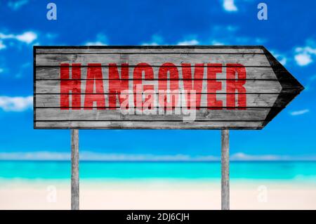 Rote Hangover Holzschild mit auf einem Strand Hintergrund Stockfoto