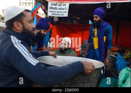 Neu Delhi, Neu Delhi, Indien. Dezember 2020. Bauern während des protestmarsches "Delhi Chalo" gegen die neuen Agrargesetze des Zentrums, von Sanyukta Kisan Andolan an der Grenze zu Singhu am 13. Dezember 2020 in Neu-Delhi, Indien. Tausende Bauern protestieren seit November 26 an verschiedenen Grenzen der Landeshauptstadt und streben die Aufhebung von drei im September verabschiedeten Agrargesetzen an. Quelle: Vijay Pandey/ZUMA Wire/Alamy Live News Stockfoto