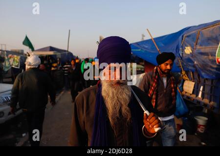 Neu Delhi, Neu Delhi, Indien. Dezember 2020. Bauern protestieren während des anhaltenden Sit-in-Protests an der Grenze zu Singhu gegen neue Agrargesetze am 13. Dezember 2020 in der Nähe von Neu-Delhi, Indien. Tausende Bauern protestieren seit November 26 an verschiedenen Grenzen der Landeshauptstadt und streben die Aufhebung von drei im September verabschiedeten Agrargesetzen an. Quelle: Vijay Pandey/ZUMA Wire/Alamy Live News Stockfoto