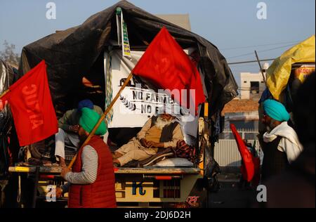 Neu Delhi, Neu Delhi, Indien. Dezember 2020. Ein Landwirt ruht auf seinem Traktorwagen während des anhaltenden Sit-in-Protests an der Grenze zu Singhu gegen neue Agrargesetze am 13. Dezember 2020 in der Nähe von Neu-Delhi, Indien. Tausende Bauern protestieren seit November 26 an verschiedenen Grenzen der Landeshauptstadt und streben die Aufhebung von drei im September verabschiedeten Agrargesetzen an. Quelle: Vijay Pandey/ZUMA Wire/Alamy Live News Stockfoto