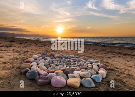 Eine Gruppe von Steinen sind am Strand in angeordnet Ein zeremonielles rituelles Muster Stockfoto