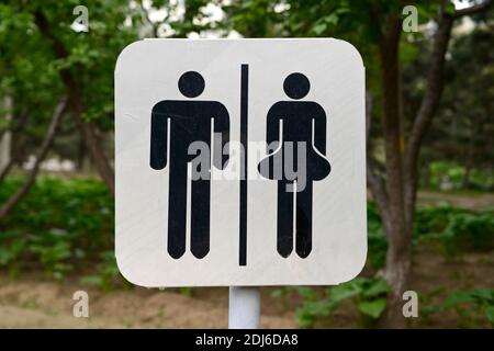 Ein Schild, das den Ort der Männer- und Frauentoiletten in einem Park in Peking, China, anzeigt Stockfoto